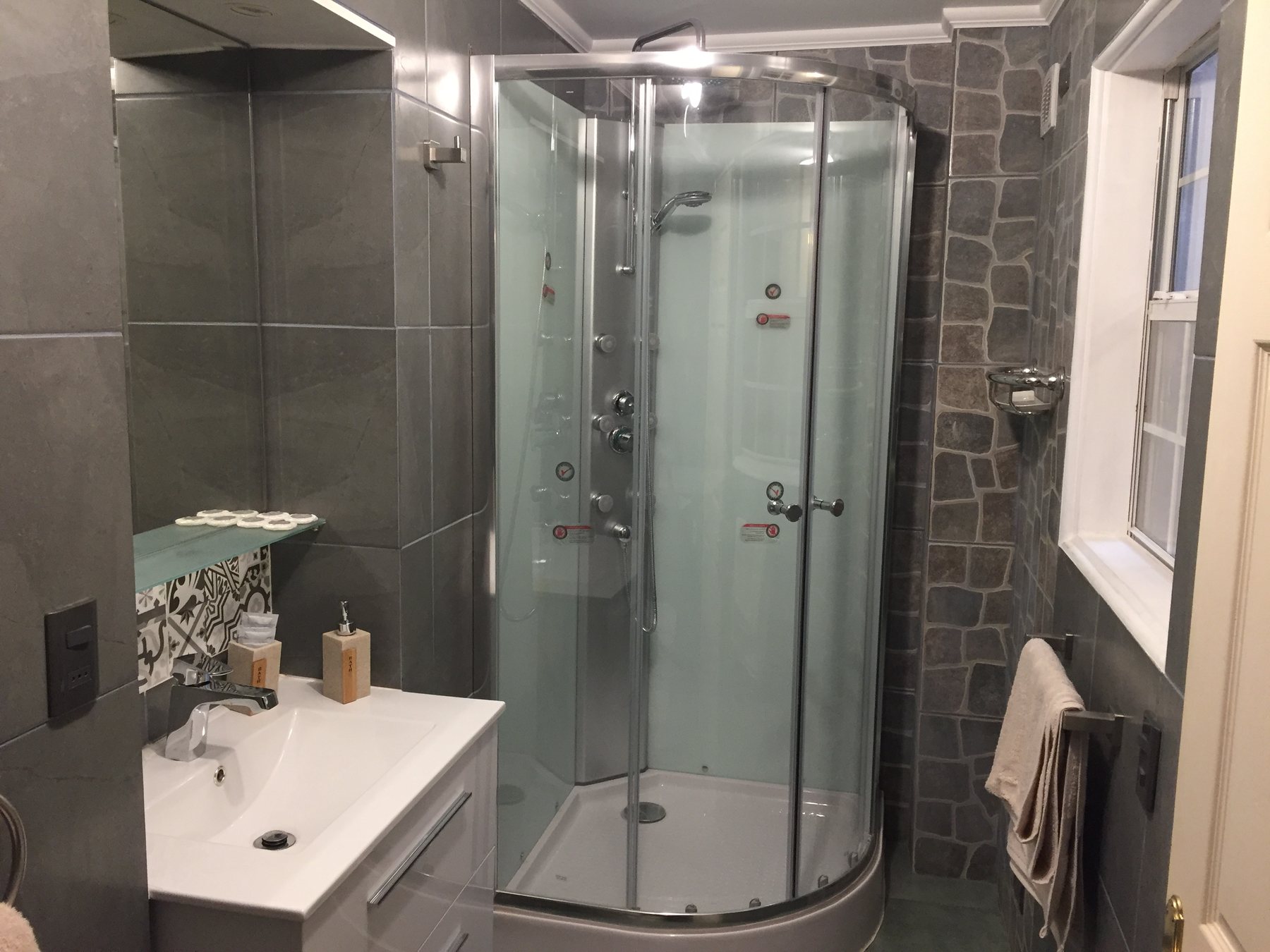 Baño con ducha hidromasaje