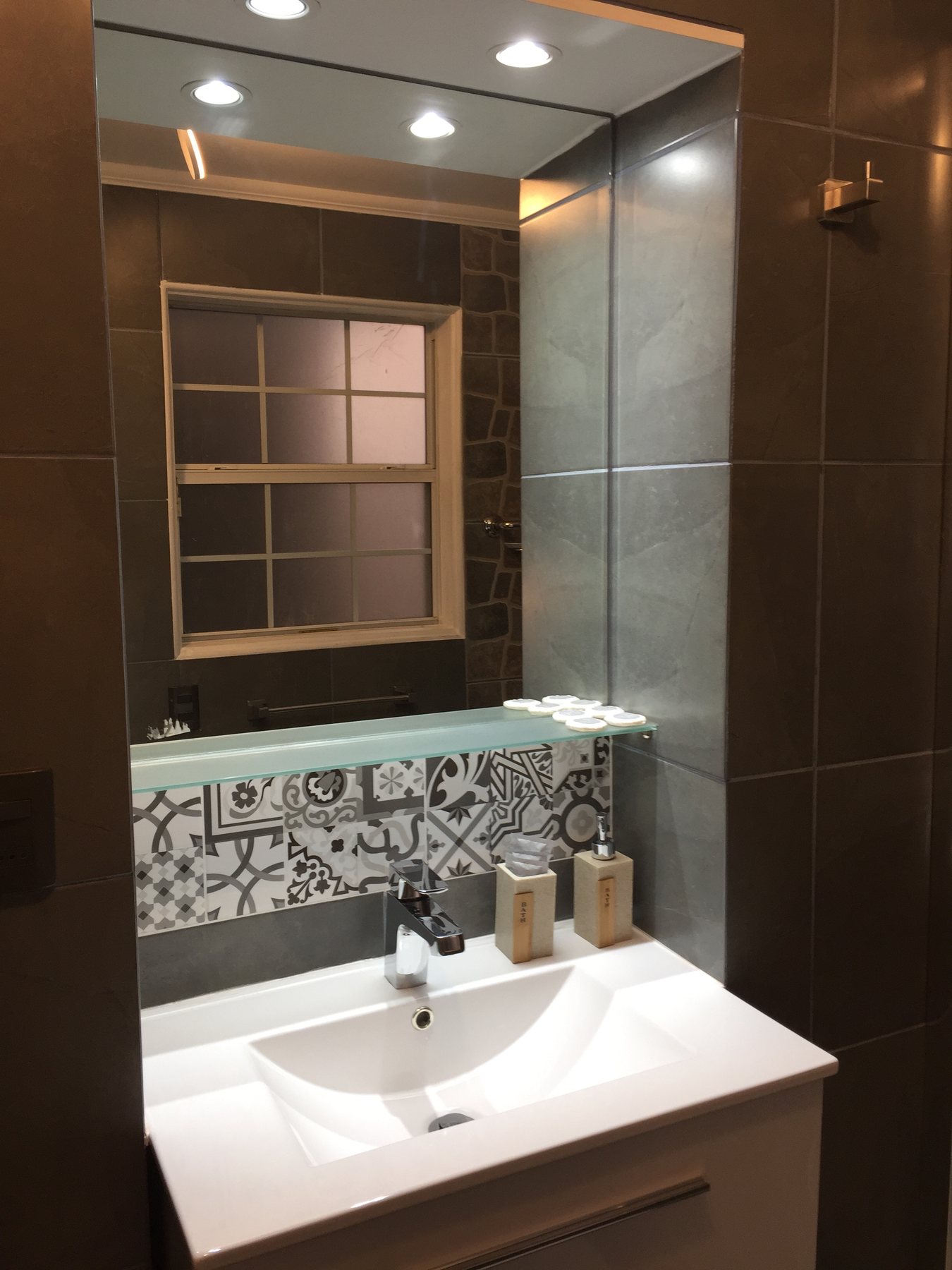 Lavamanos y espejo del baño